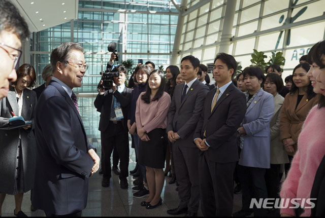 ▲ 문재인 대통령은 지난 12일 부산에서 현장국무회의를 하면서도 김정은이 아세안 특별정상회의에 참석하면 좋겠다고 말했다. ⓒ뉴시스. 무단전재 및 재배포 금지.
