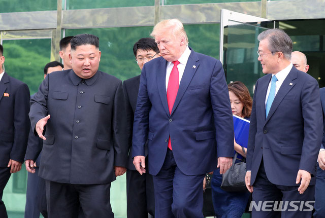 ▲ 지난 6월 30일 판문점에서 열린 남북미 정상 간의 만남. 이날 주연은 도널드 트럼프 미국 대통령과 김정은이었다. ⓒ뉴시스. 무단전재 및 재배포 금지.