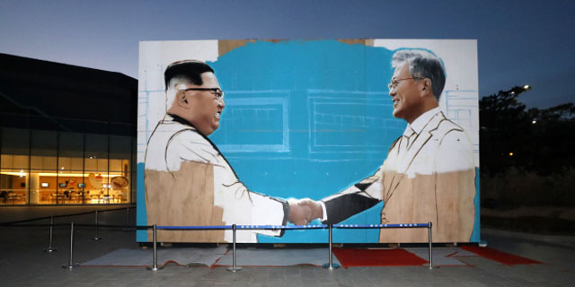 ▲ 지난해 12월 청와대가 사랑채 앞 거리에 설치한 조형물. 당시 언론들은 김정은의 서울 답방 가능성을 점쳤다. ⓒ뉴시스. 무단전재 및 재배포 금지.