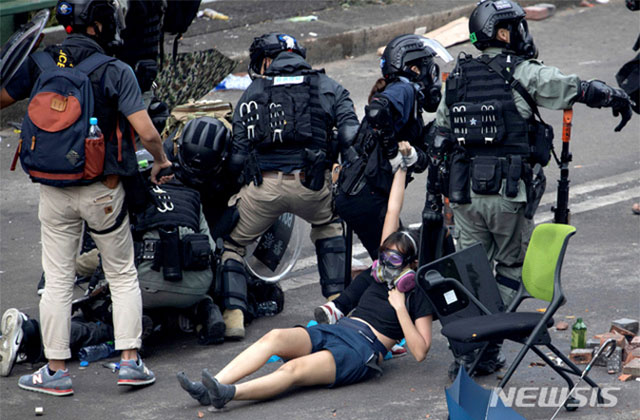 ▲ 시위대를 진압 중인 홍콩 경찰들. ⓒ뉴시스. 무단전재 및 재배포 금지.