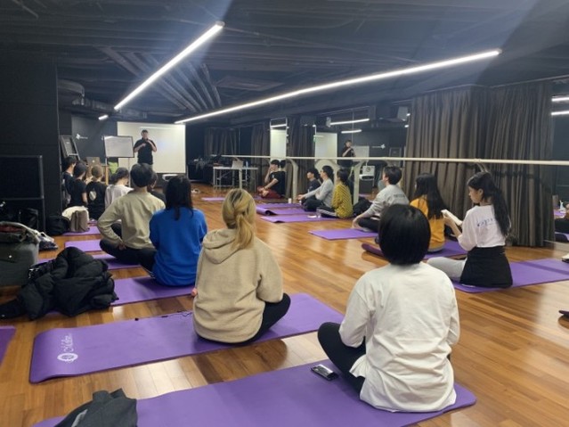 ▲ 예술가에게 직접 배우는 '두산청소년아트스쿨: 창작 워크숍' 현장.ⓒ두산아트센터