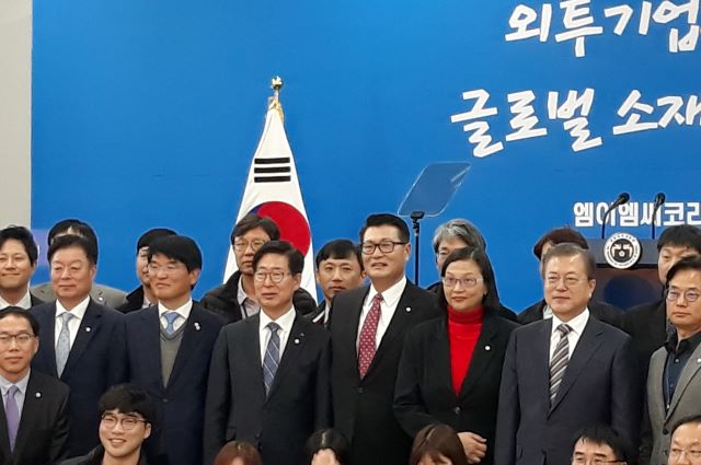 ▲ 문재인 대통령과 양승조 충남지사가 22일 천안시 성거읍 엠이엠씨(MEMC)코리아 제2공장 준공식에 참석했다.ⓒ충남도