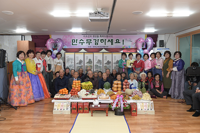 ▲ 영덕군여성단체협의회(회장 김명란)는 지난 21일 '홀몸어르신 행복 생신상차려드리기'행사를 열었다.ⓒ영덕군