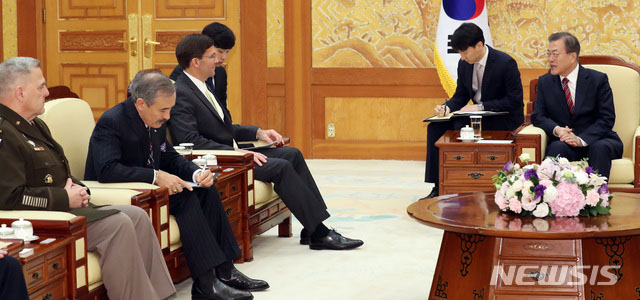 ▲ 문재인 대통령은 지난 15일 마크 에스퍼 미국 국방장관, 마크 밀리 미국 합참의장, 해리 해리스 주한미대사 등을 만난 자리에서 