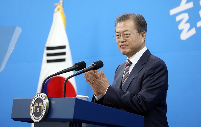 ▲ 문재인 대통령이 22일 오전 충남 천안 MEMC코리아 제2공장 준공식에서 인사말을 하며 박수를 치고 있다. ⓒ뉴시스