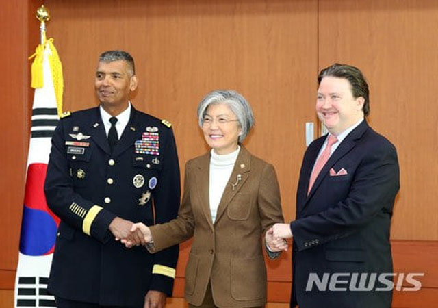 ▲ 2018년 1월 강경화 외교부 장관을 찾아간 빈센트 브룩스 당시 주한미군 사령관과 마크 내퍼 주한 미대사 대리. 강 장관은 이들을 환대했다. ⓒ뉴시스. 무단전재 및 재배포 금지.