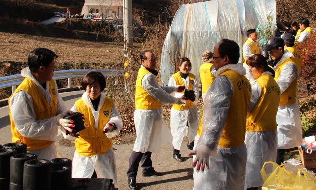 ▲ 단양경찰서와 경찰발전협의회가 22일 단양읍 마조리 마을에서 '사랑의 연탄'을 전달하고 있다.ⓒ단양경찰서