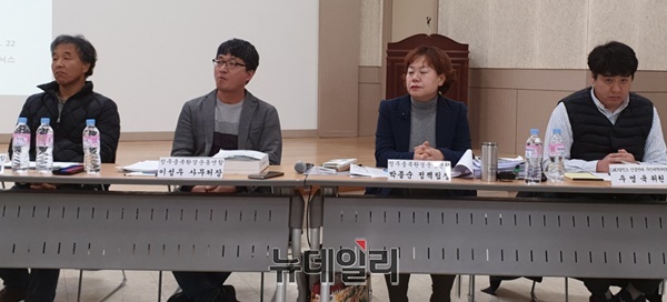 ▲ SK하이닉스는 22일 충북 청주시 흥덕구청 대회의실에서 정진도 호서대교수를 좌장으로, 자체 LNG발전소 건립을 위한 설명회를 열었다(좌측부터 청주충북환경운동연합 신동혁 공동대표, 이성우 사무청장, 박종순 정책실장, 우영욱 SK하이닉스 LNG발전소 건설반대 주민대책위원회 위원).ⓒ박근주 기자