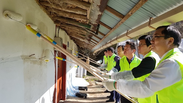 ▲ 지난 22일 서산시 지곡면 대성3리에서 조소행 충남농협본부장과 김현경 서산부시장, 김종길 지곡농협조합장, 농가희망봉사단원 등이 페인트칠을 하고 있다. ⓒ농협충남본부