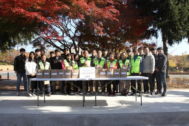 ▲ 계명대 학생회 임원들이 자비를 들여 학교 관리원 및 청소용역 선생님 150여 명에게 1년 동안 감사의 뜻으로 방한 용품을 전달했다.ⓒ계명대