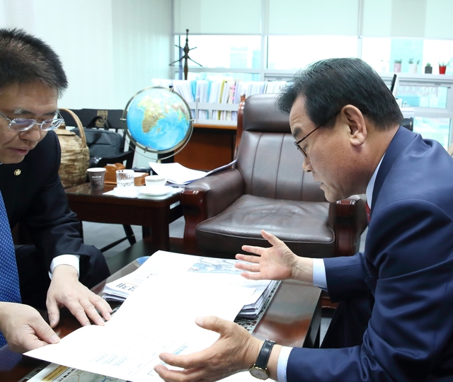 ▲ 백선기 군수(오른쪽)가 지난 21일 국회를 찾아 최교일 자유한국당 경북도당위원장을 만나 국비확보를 요청하고 있다.ⓒ칠곡군