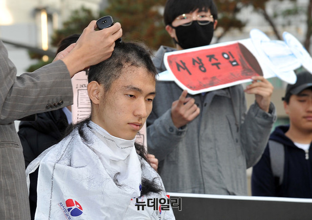 ▲ 인헌고 학생인 김화랑(18) 학수연 대표가 23일 삭발에 나서며 진상조사를 요구했다. ⓒ이기륭 기자