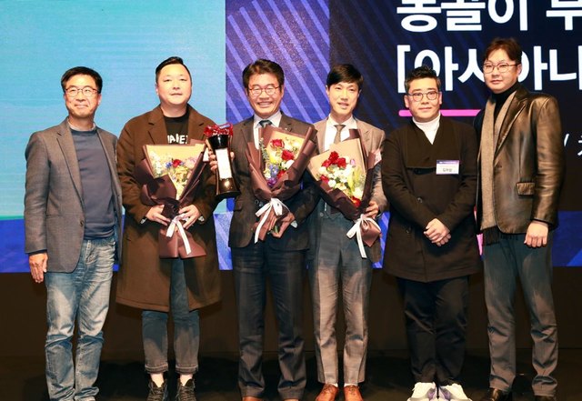 ▲ 아시아나항공이 22일(금), 롯데호텔에서 열린 '2019 대한민국 광고대상'에서 '오디오부문' 대상을 수상 했다. 아시아나항공 조영석 커뮤니케이션 담당 상무(왼쪽에서 세번째)가 타이거밤 김기범 대표(왼쪽에서 두번째), 차이커뮤니케이션 최영섭 대표(왼쪽에서 네번째) 등과 함께 기념촬영을 하고있다ⓒ아시아나항공