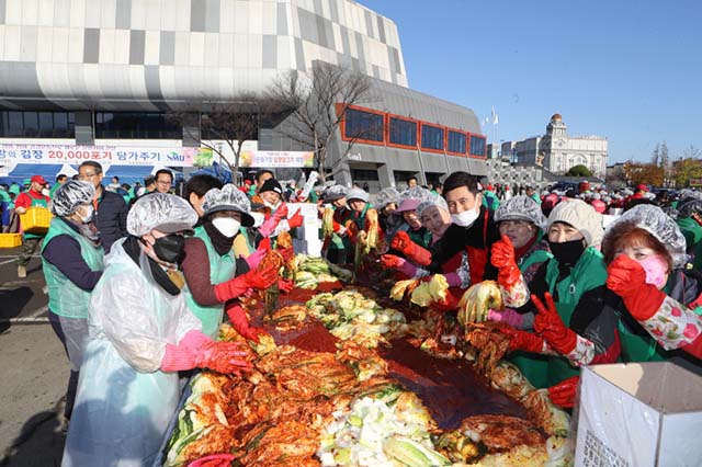 ▲ 포항시새마을회는 복지 사각지대에 놓인 취약계층을 돕기 위한 ‘사랑의 김장담가주기 사업’을 실시했다.ⓒ포항시