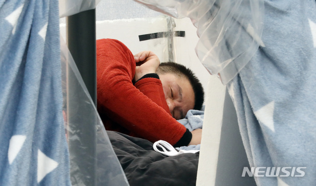 ▲ 황교안 대표는 이날 특별한 발언없이 총회 도중 몸에 불편을 느껴 천막으로 이동했다. 총회에 앞서 이낙연 국무총리도 황 대표를 찾아 건강을 우려하는 뜻을 전했다. ⓒ뉴시스