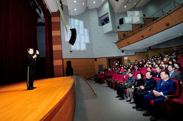 ▲ 군위군은 지난 20일 오후 3시 삼국유사교육문화회관 공연장에서 주민 500명이  참석한 가운데 이혜정 요리연구가를 초청, 군위 삼국유사아카데미 특강을 열었다.ⓒ군위군