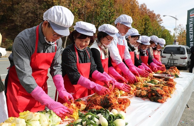 ▲ 양승조 지사가 23일 대전MBC에서 열린 충남광역직거래센터 개장식을 마치고 김장을 하고 있다.ⓒ충남도