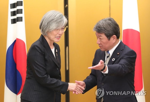 ▲ 주요 20개국(G20) 외교장관회의에 참석한 강경화 외교부 장관이 23일 일본 나고야관광호텔에서 열린 한일외교장관 회담에서 모테기 도시미쓰(茂木敏充) 일본 외무상과 악수하고 있다.ⓒ연합뉴스