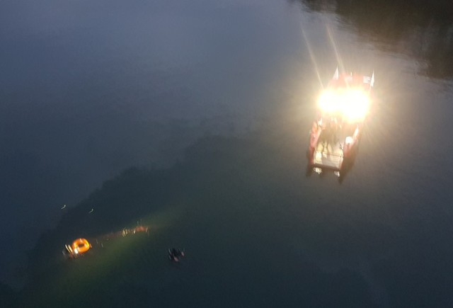 ▲ 지난 24일 충주소방서 구조대가 원인을 알수 없는 사고로 충주호로 추락한 차량을 찾기위해 야간수색 작업을 벌이고 있다.ⓒ충주소방서