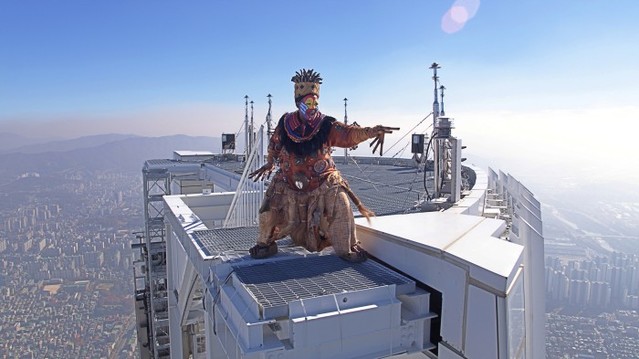 ▲ 2019년 1월 1일 롯데월드타워 최정상에서 펼친
라피키 'Circle of Life' 퍼포먼스.ⓒ클립서비스