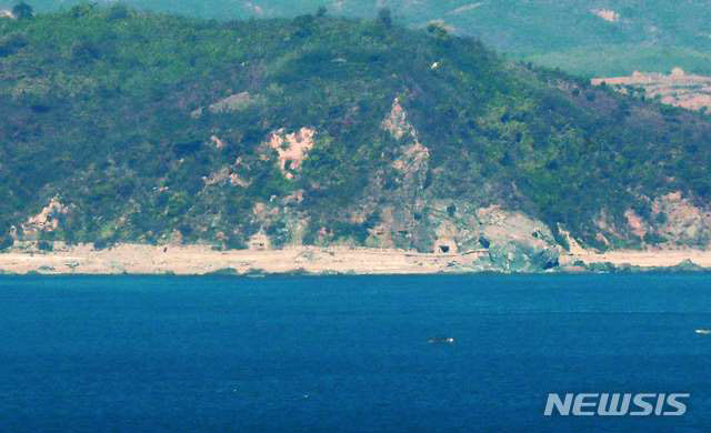 ▲ 지난해 11월 남북군사합의 이행일이 된 뒤에도 북측 해안포 갱도 진지가 열려 있는 모습. ⓒ뉴시스. 무단전재 및 재배포 금지.