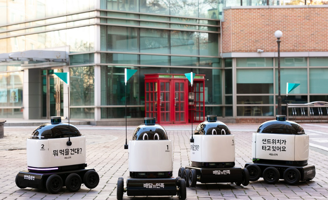 ▲ 건국대 서울캠퍼스에 투입되는 자율주행 배달로봇 '딜리' ⓒ 우아한형제들