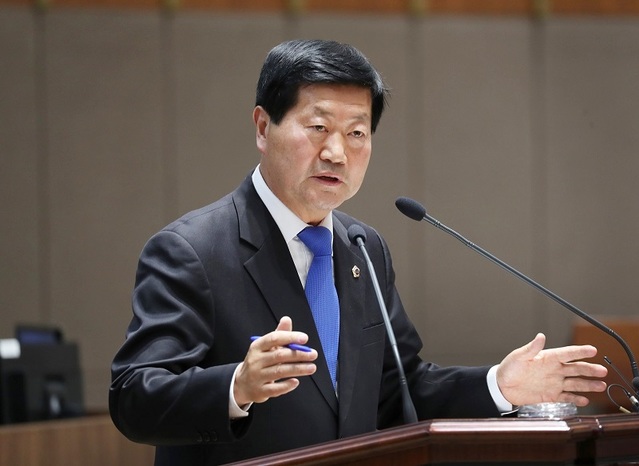 ▲ 이영우 충남도의원(보령2·행정자치위원회)은 25일 제316회 정례회 2차 본회의에서 보령화력1·2호기 조기 폐쇄에 따른 대책 수립을 촉구하고 보령 신항 개발계획에 대한 집행부의 적극적인 자세를 촉구했다.ⓒ충남도의회