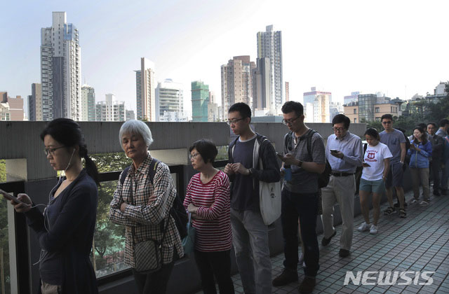 ▲ 지난 24일 구의원 선거를 하기 위해 줄을 선 홍콩 시민들. ⓒ뉴시스 AP. 무단전재 및 재배포 금지.