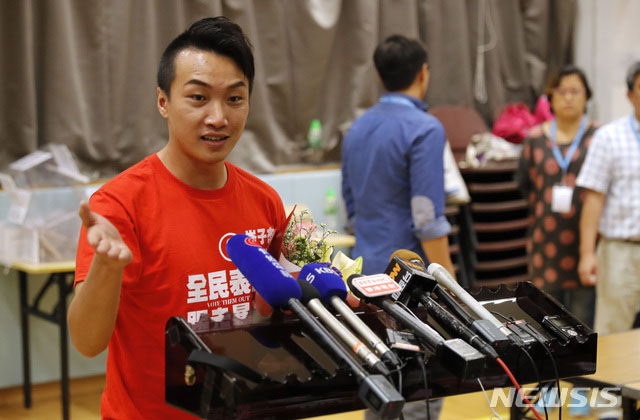 ▲ 지미 샴 민간인권전선 대표. 샴 대표도 이번 구의원 선거에서 당선됐다. ⓒ뉴시스 AP. 무단전재 및 재배포 금지.