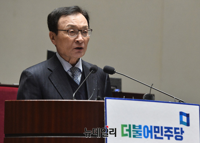 ▲ 이해찬 더불어민주당 대표가 25일 오후 국회에서 열린 의원총회에서 발언을 하고 있다.
ⓒ박성원 기자