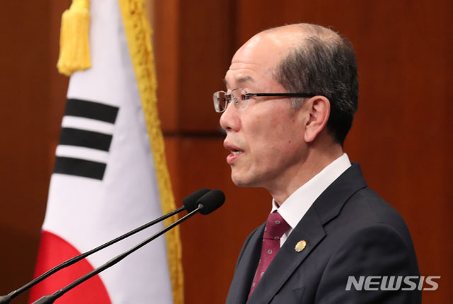 ▲ 지난 22일 김유근 청와대 국가안보실 1차장이 한일 지소미아 종료 연기를 발표하는 모습. ⓒ뉴시스. 무단전재 및 재배포 금지.