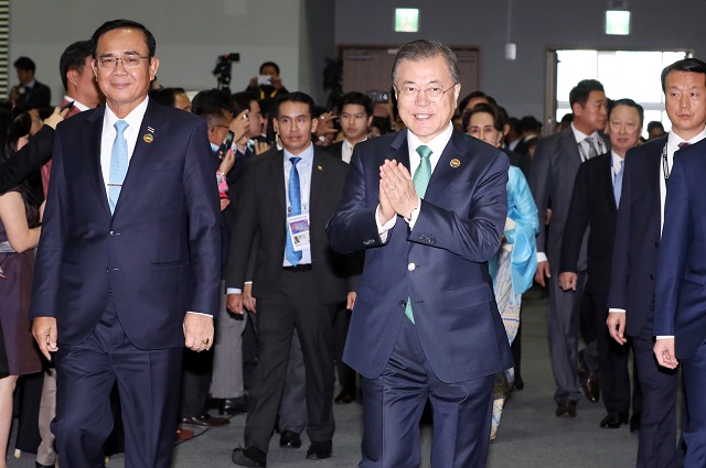 ▲ 문재인 대통령이 25일 부산 벡스코에서 열린 '2019 한·아세안 특별 정상회의 CEO 서밋(Summit)'에 입장하고 있다. ⓒ뉴시스