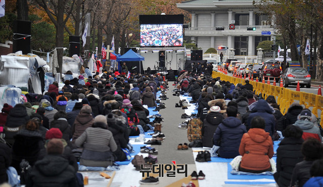 ▲ '문재인 퇴진'을 요구하며 청와대 철야농성장을 찾은 시민들이 21일 오후 예배를 하고 있다. ⓒ이기륭 기자