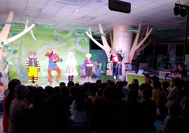 ▲ 다누리도서관에서 열린 동극에 참여한 아동과 부모들. 도서관은 매달 마지막 주 '문화가 있는 날', 뮤지컬 동극 등 가족단위 문화행사와 공연을 열고 있다.ⓒ단양군