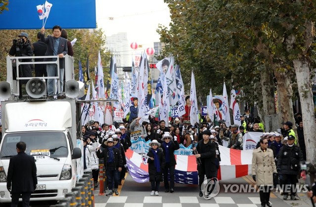 ▲ 23일 의정부에서 행진 중인 우리공화당 지지자들. ⓒ연합뉴스