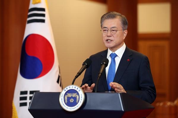 ▲ 정부는 통계가 나올 때마다 특정 수치만을 놓고 ‘소득개선’을 자축한다. 자영업자들 눈에 정부는 ‘현실 감각’을 잃었다. 
사진은 올해초 신년사를 읊는 문재인 대통령의 모습. ⓒ뉴시스