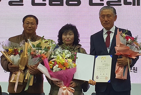 ▲ 괴산군은 26일 소수면 허연규씨가 22회 전국 쌀 대축제에서 대통령상을 수상했다고 밝혔다.ⓒ괴산군