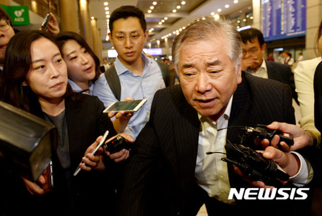 ▲ 2017년 6월 미국에서 돌아오는 문정인 대통령 통일외교안보 특보에게 질문을 퍼붓는 기자들. ⓒ뉴시스. 무단전재 및 재배포 금지.