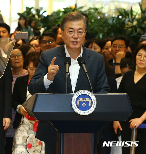 ▲ 정부는 문재인 케어 확대를 위해 2026년까지 매년 건보료를 3.2%~3.49% 인상할 방침이다. 이렇게 되면 2026년에는 건보료율 법정 상한선인 8%를 돌파하게 된다. 사진은 문재인 대통령이 2017년 8월, 서울 서초구 서울성모병원에서 건강보험 보장강화정책을 발표하는 모습. ⓒ뉴시스