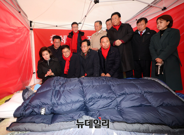 ▲ 나경원 자유한국당 원내대표가 26일 오전 청와대 분수대 앞 농성장에서 7일째 단식투쟁을 이어가고 있는 황교안 대표와 대화하고 있다. ⓒ이종현 기자