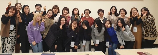 ▲ 지난 25일 제천 민·관·학 치과위생사로 구성된 자원봉사단 ‘고대해’가 발대식을 갖고 기념촬영을 하고 있다. 봉사단은 다문화가정을 대상으로 산모와 신생아 구강 건강을 살피게 된다.ⓒ제천시보건소