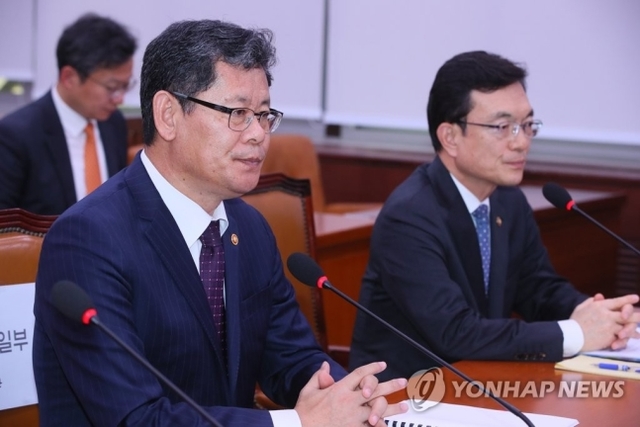 ▲ 김연철 통일부 장관이 26일 국회 외교통일위원회 전체회의에서 북한 김정은 국무위원장의 서해안 해안포 사격 지도 등 현안 질의를 듣는 동안 굳은 표정을 짓고 있다. 2019.11.26
ⓒ연합뉴스