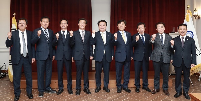 ▲ 충북시장군수협의회 11월 정례회의가 26일 증평군 도안면 연촌리 에듀팜 특구에서 열린 가운데 지방농어촌특별세 신설 건의 등의 논의됐다. 회의가 끝난 뒤 시장, 군수들이 기념촬영을 하고 있다. ⓒ증평군