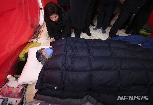 ▲ 자유한국당 나경원 원내대표가 26일 청와대 분수대 앞 농성장에서 7일째 단식투쟁을 이어가고 있는 황교안 대표와 대화하고 있다. ⓒ뉴시스