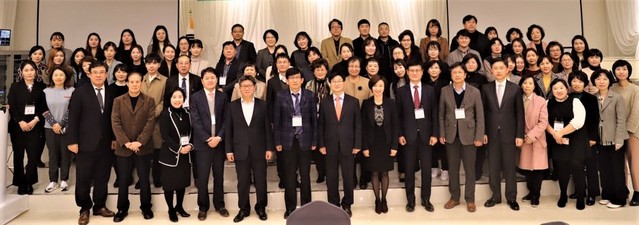 ▲ 강원도 노인통합돌봄체계 구축방안 모색 심포지엄에 참석한 사람들이 기념촬영을 하고 있다.ⓒ강원도