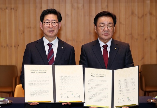 ▲ 양승조 충남도지사와 최홍묵 계룡시장은 27일 계룡시를 대한민국 국방수도를 넘어 세계 군문화를 선도하는 도시로 육성키로 협약을 체결했다. 양 지사와 최 시장이 협약체결을 한뒤 기념촬영을 하고 있다.ⓒ충남도