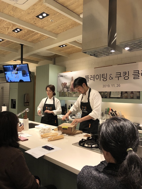 ▲ 26일 서울 중구 CJ제일제당 센터 내 쿠킹 스튜디오 에서 열린 ‘오덴세 홈파티 플레이팅 클래스’에서 박준우 셰프가 요리하고 있다.ⓒ뉴데일리경제 한지명 기자