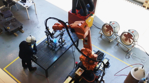 ▲ 건설 숙련공이 하던 업무패턴을 프로그래밍화한 다관절 로봇 모습. ⓒ 현대건설