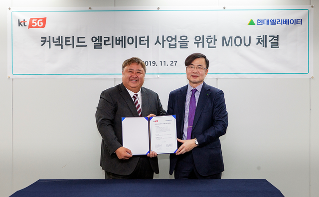 ▲ 현대엘리베이터와 KT가 27일 현대그룹빌딩(서울시 종로구)에서 ‘커넥티드(Connected) 엘리베이터 추진을 위한 업무협약(MOU)’를 체결했다.현대엘리베이터 조재천 승강기사업부문장(직무대행∙오른쪽)과 KT 이현석 디바이스사업본부장(왼쪽)이 악수하고 있다. ⓒ 현대엘리베이터