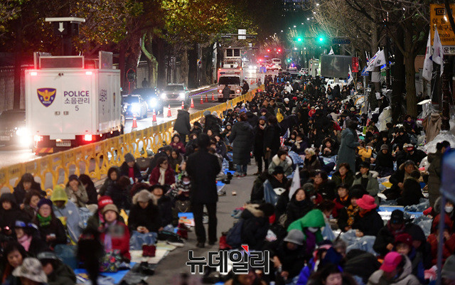 ▲ 경찰이 지난달 3일 ‘개천절 광화문 집회’ 때 발생한 폭력 행위와 관련, 집회를 주최한 문재인 하야 범국민투쟁본부(범투본) 사무실을 압수수색했다. 경찰이 야간 집회를 제한한 바로 다음날 벌어진 압수수색이어서 범투본 관계자들 사이에서는 시기가 공교롭다는 이야기가 나온다. 사진은 청와대 효자로에서 철야 시위를 하고 있는 집회 참석자들의 모습. ⓒ정상윤 기자